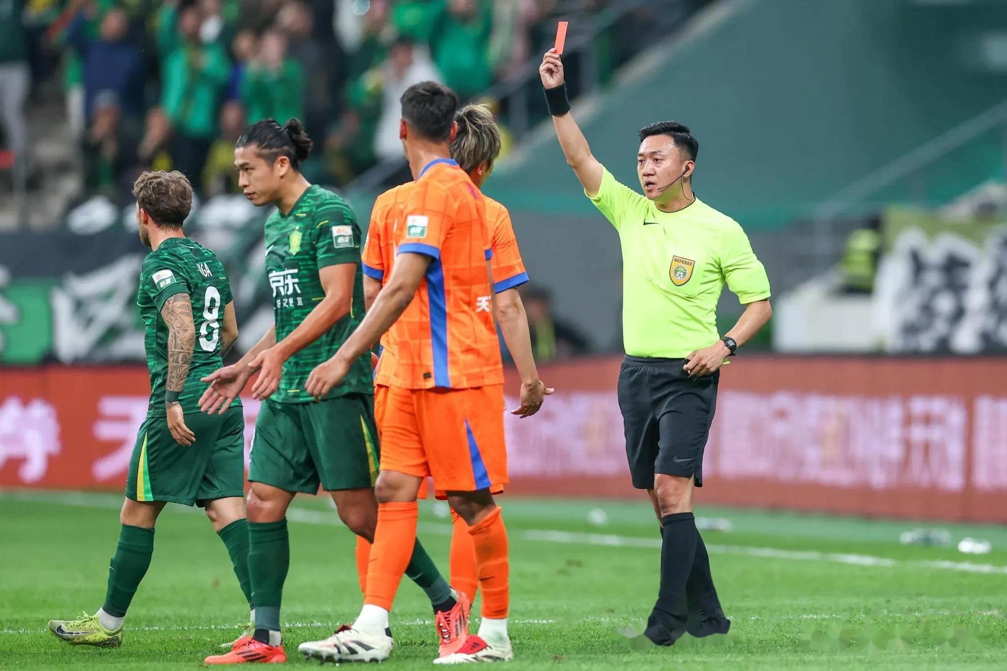 开云体育APP注册登录-北京国安训练开放日，赛前防线松动引欢呼，CBA常规赛在即，团队化学反应显著(北控篮球邀请特殊学生现场感受cba京津大战)